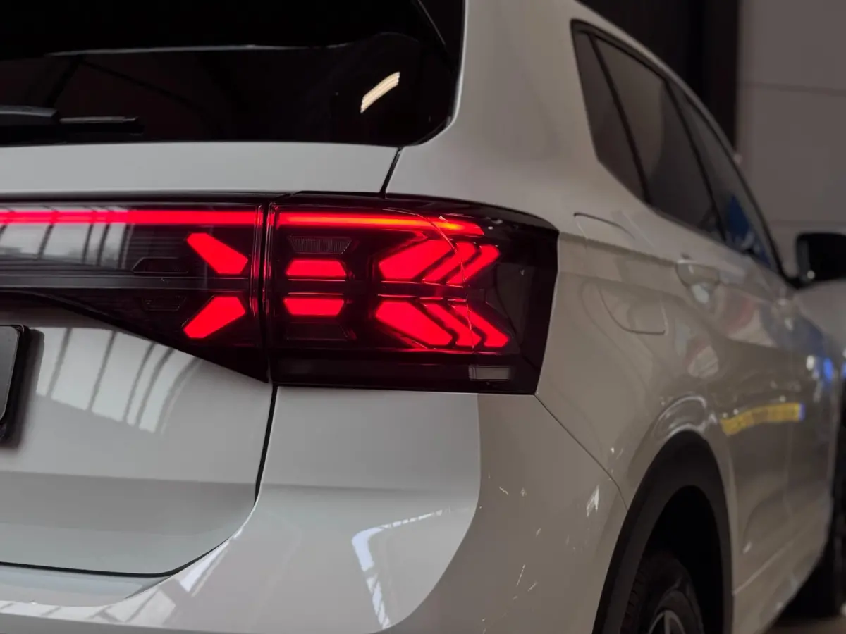 1.5 TSI R-Line DSG | IQ LED | CAMERA | TREKHAAK | NIEUWSTAAT!