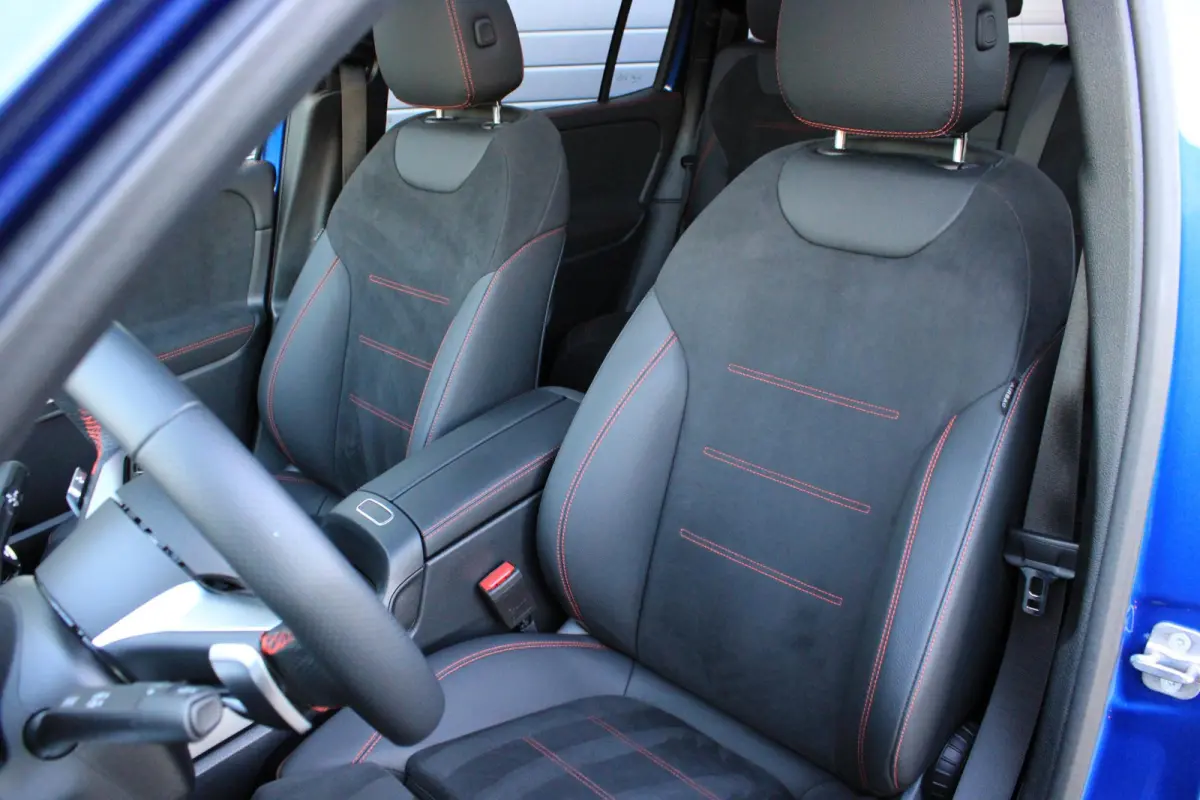 180 AMG 7 Persoons Facelift | Pano | Trekhaak | Multibeam LED | Keyless | Stoelverwarming | Spectraalblauw