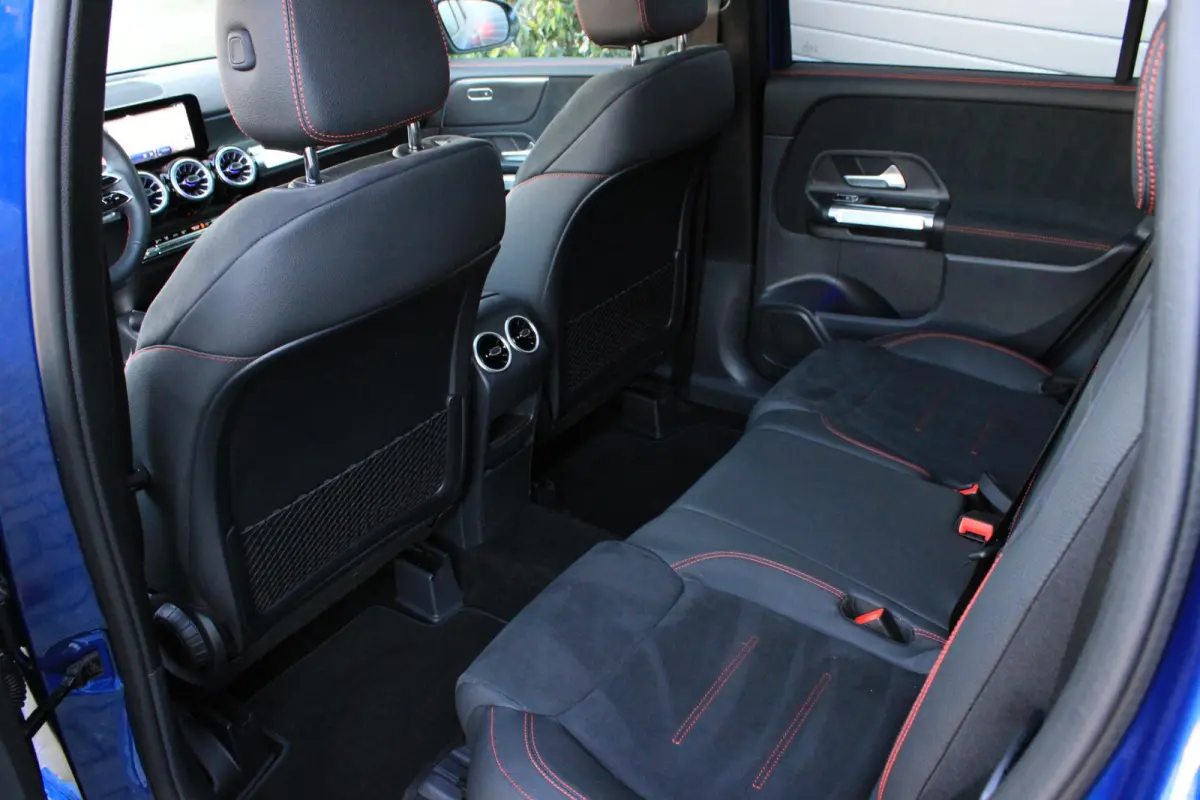 180 AMG 7 Persoons Facelift | Pano | Trekhaak | Multibeam LED | Keyless | Stoelverwarming | Spectraalblauw
