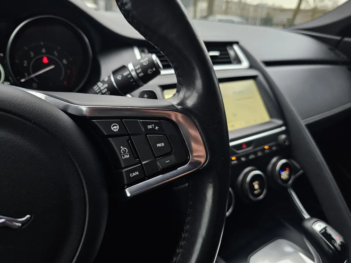 2.0 P200 AWD R-DYNAMIC S / LED / LEDER / NAVI / CAMERA