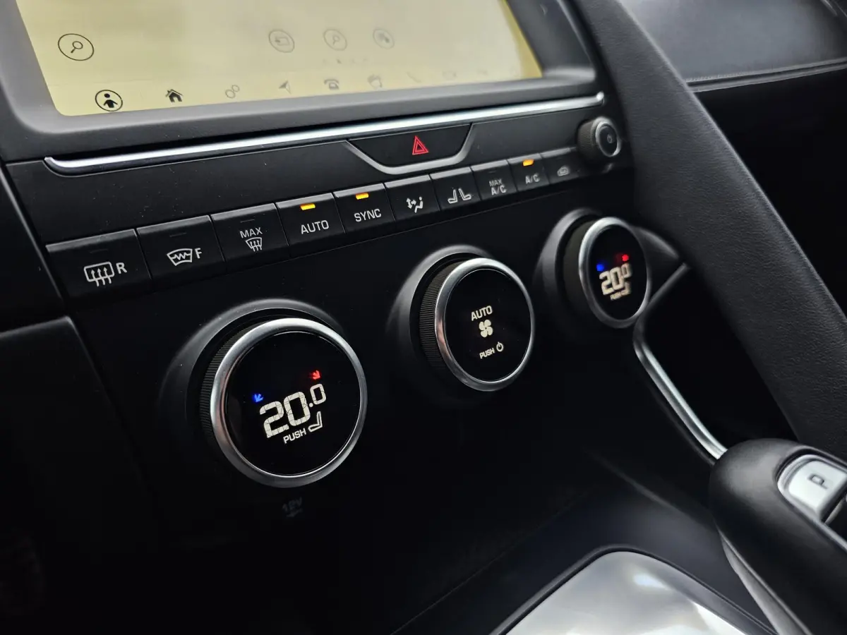 2.0 P200 AWD R-DYNAMIC S / LED / LEDER / NAVI / CAMERA