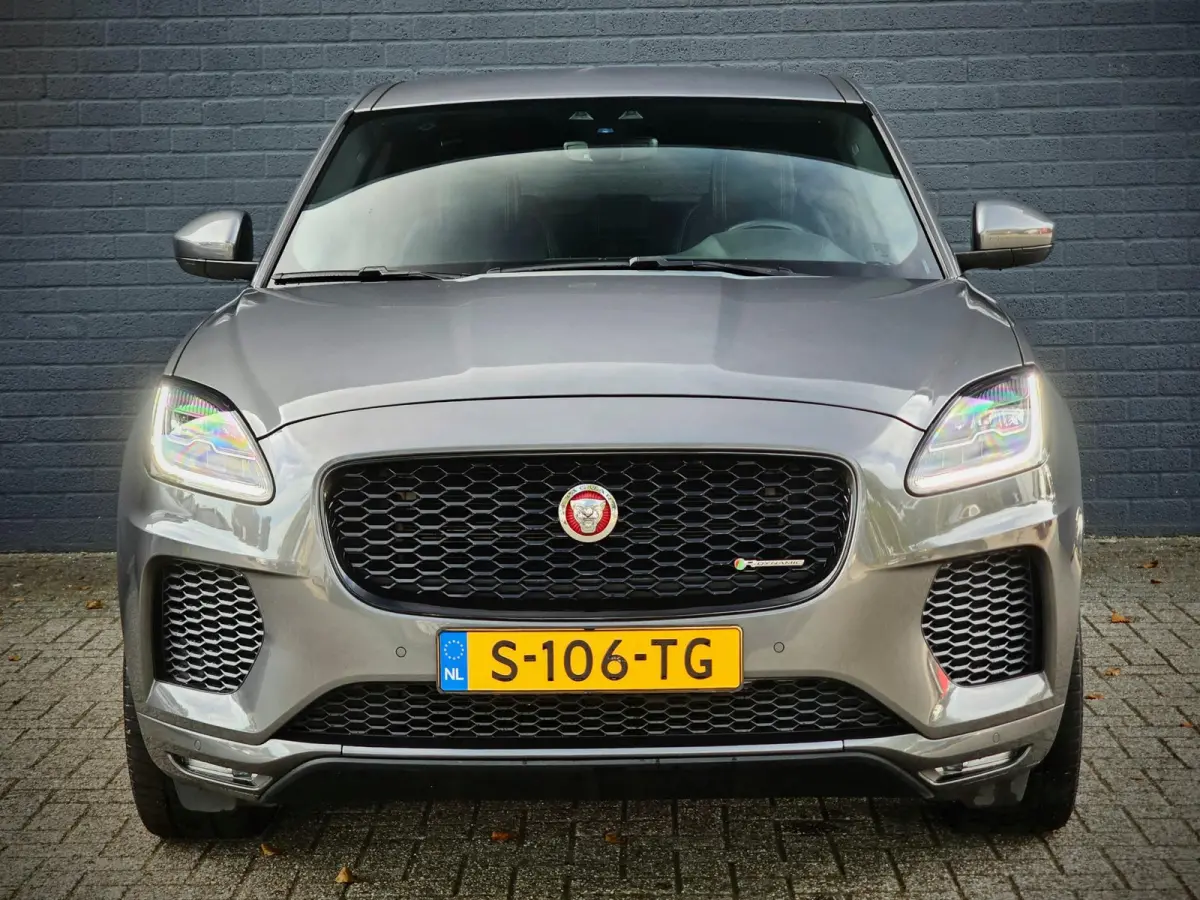 2.0 P200 AWD R-DYNAMIC S / LED / LEDER / NAVI / CAMERA