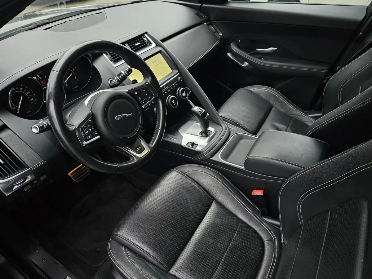 2.0 P200 AWD R-DYNAMIC S / LED / LEDER / NAVI / CAMERA