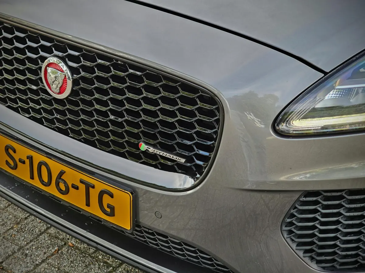 2.0 P200 AWD R-DYNAMIC S / LED / LEDER / NAVI / CAMERA
