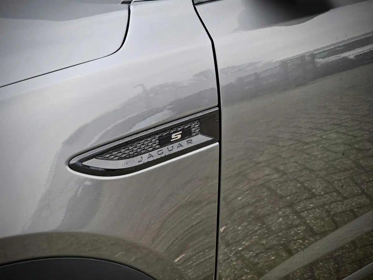 2.0 P200 AWD R-DYNAMIC S / LED / LEDER / NAVI / CAMERA