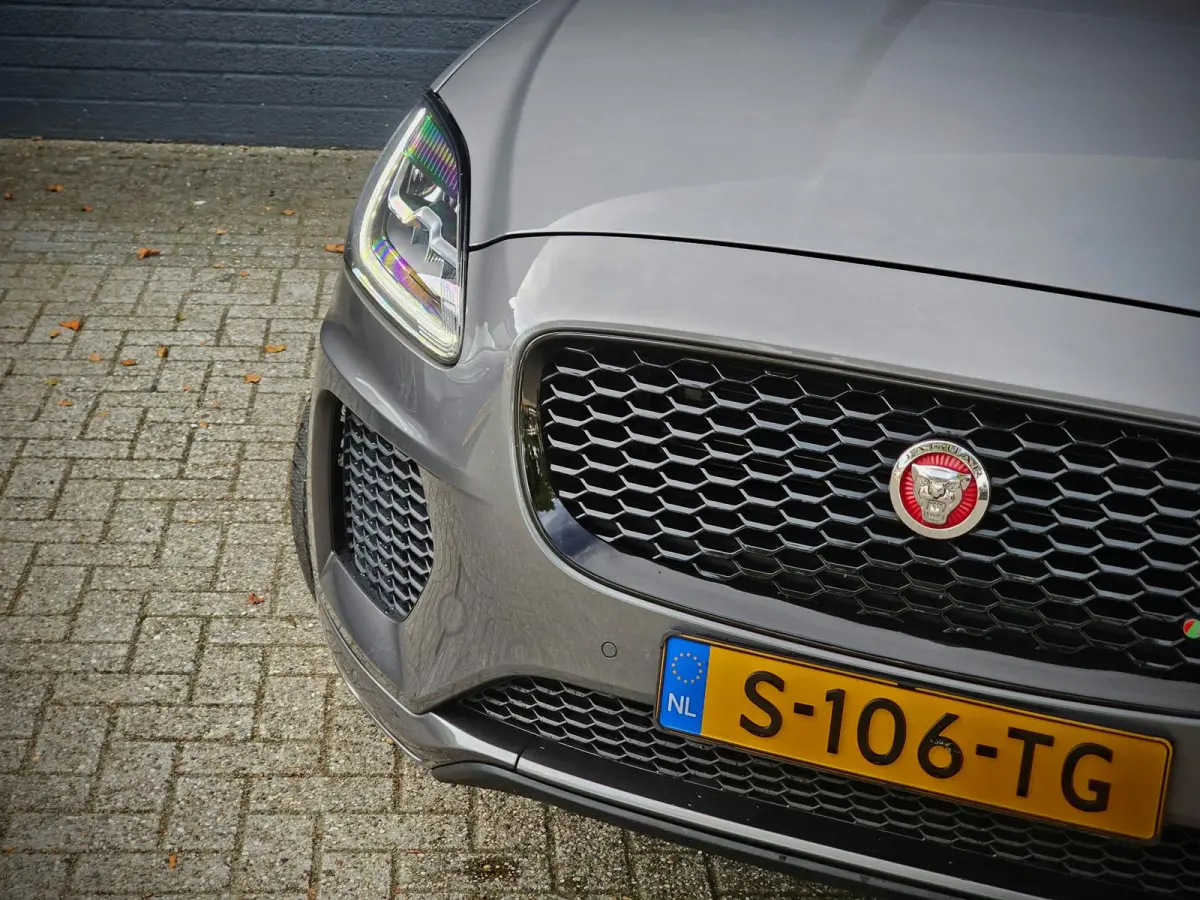 2.0 P200 AWD R-DYNAMIC S / LED / LEDER / NAVI / CAMERA
