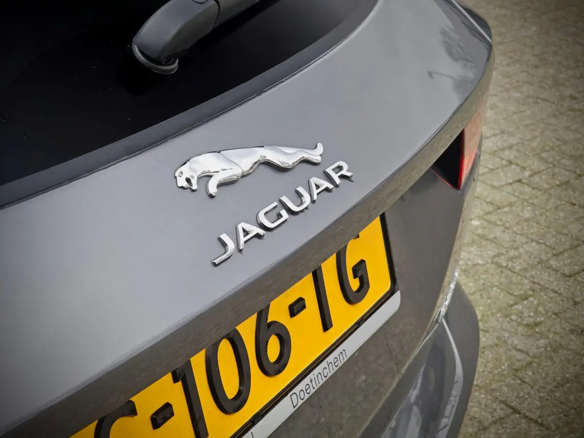 2.0 P200 AWD R-DYNAMIC S / LED / LEDER / NAVI / CAMERA