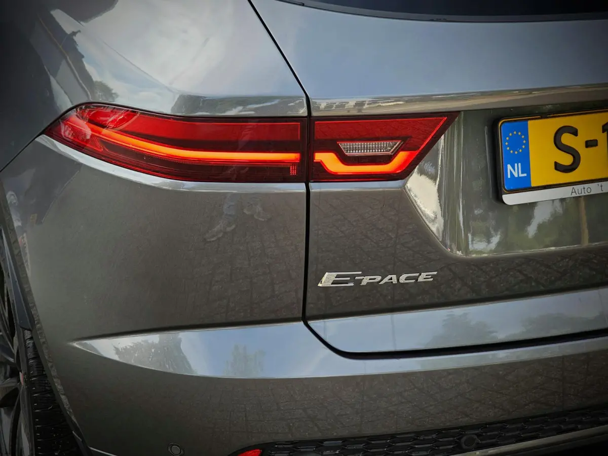 2.0 P200 AWD R-DYNAMIC S / LED / LEDER / NAVI / CAMERA
