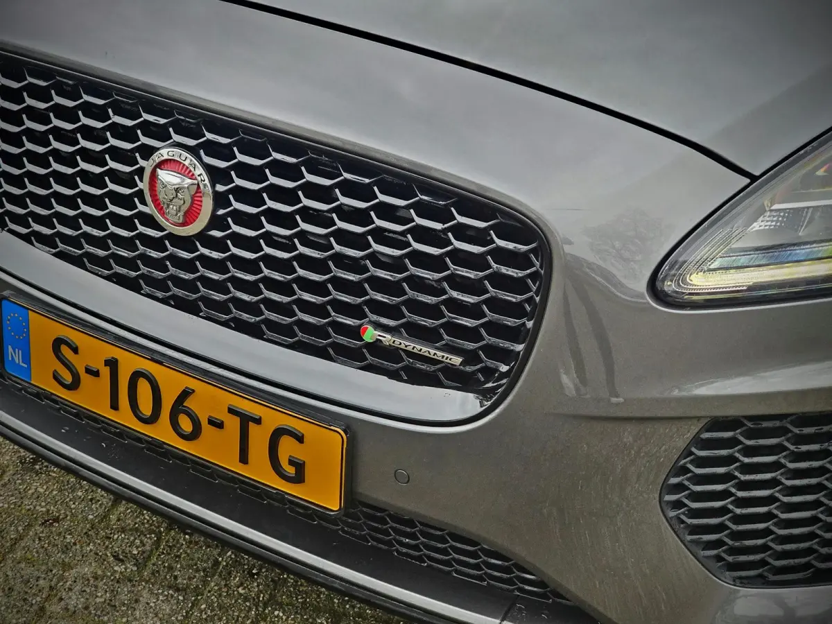 2.0 P200 AWD R-DYNAMIC S / LED / LEDER / NAVI / CAMERA