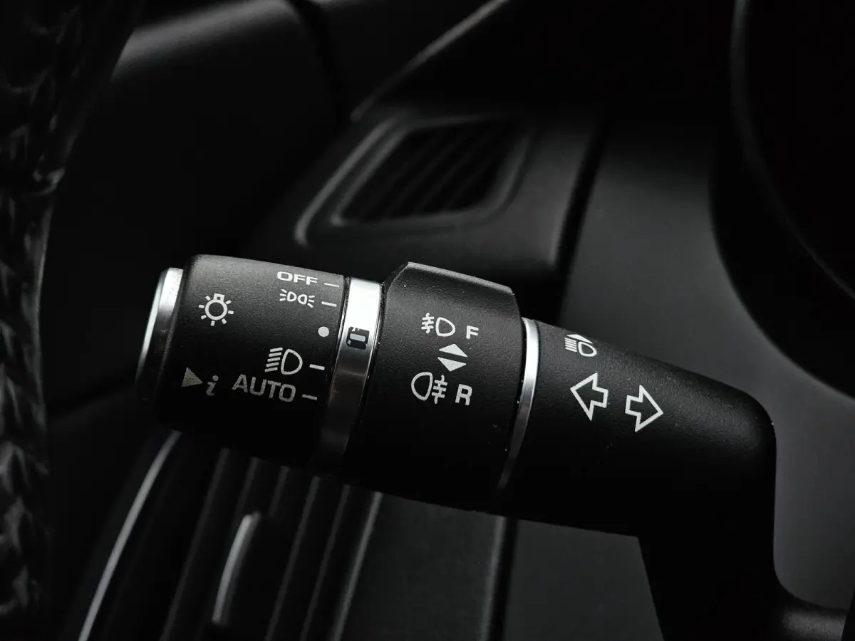 2.0 P200 AWD R-DYNAMIC S / LED / LEDER / NAVI / CAMERA