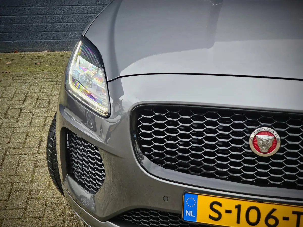 2.0 P200 AWD R-DYNAMIC S / LED / LEDER / NAVI / CAMERA