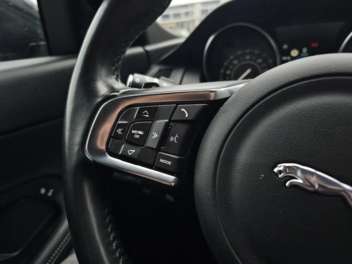 2.0 P200 AWD R-DYNAMIC S / LED / LEDER / NAVI / CAMERA