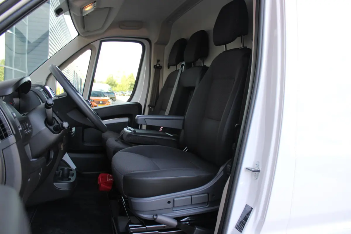 2.2 BlueHDi 120PK L2H2 3.0t 3-ZITS | APPLE CARPLAY/ANDROID AUTO | PARK SENSOREN | CRUISE | AIRCO | TREKHAAK | ALL SEASON BANDEN |