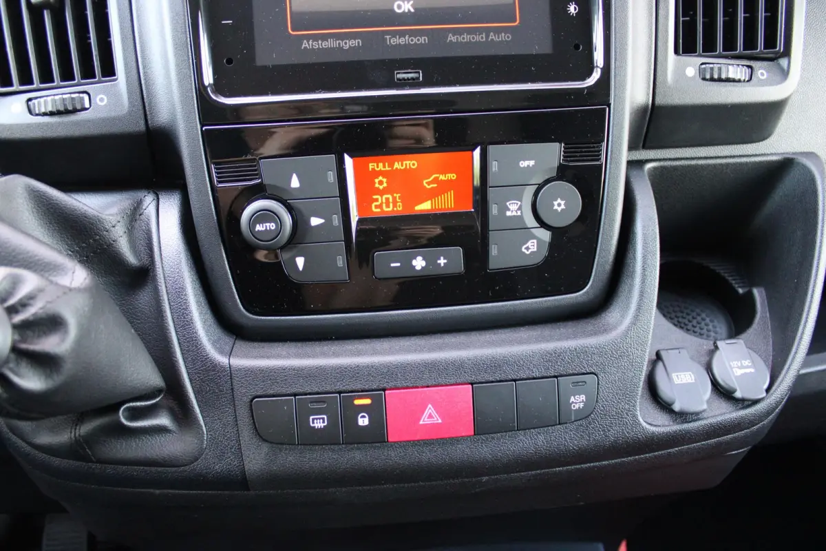 2.2 BlueHDi 120PK L2H2 3.0t 3-ZITS | APPLE CARPLAY/ANDROID AUTO | PARK SENSOREN | CRUISE | AIRCO | TREKHAAK | ALL SEASON BANDEN |