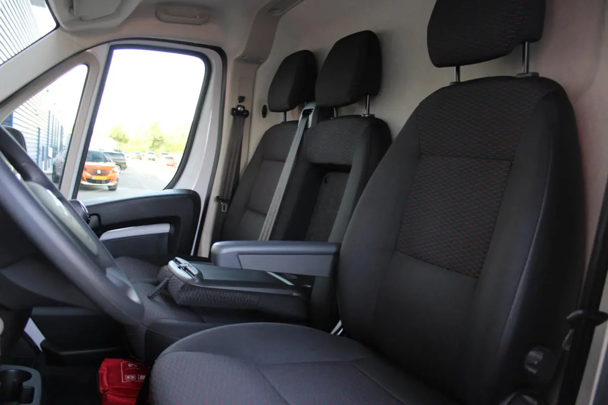 2.2 BlueHDi 120PK L2H2 3.0t 3-ZITS | APPLE CARPLAY/ANDROID AUTO | PARK SENSOREN | CRUISE | AIRCO | TREKHAAK | ALL SEASON BANDEN |