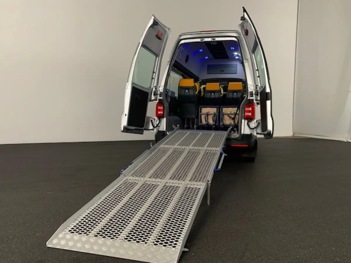 2.0 TDI L2H3 > Rolstoelvervoer / 9 personenbus / rolstoelbus / invalide bus / 9 persoonsbus / groepsvervoer