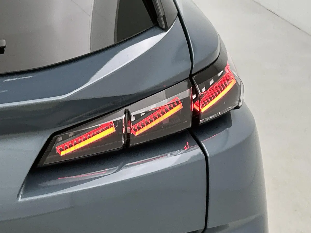 1.6 Plug-in Hybrid 195 GT | 8 JAAR GARANTIE | NIEUW | SNEL LEVERBAAR | Elektrische Bestuurdersstoel | Elektrische Achterklep | Adaptieve Cruise Control | Lederen/Alacantara | Matrix-LED Kopl