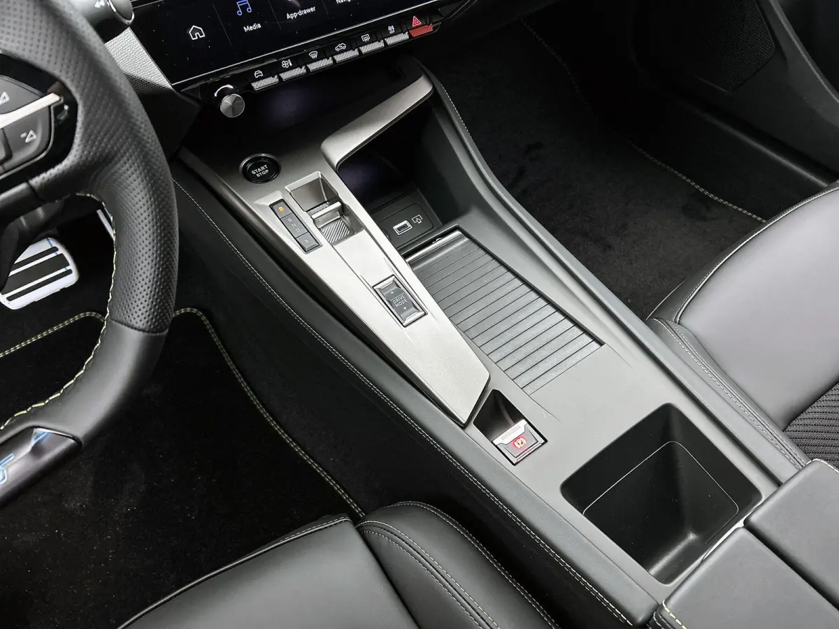 1.6 Plug-in Hybrid 195 GT | 8 JAAR GARANTIE | NIEUW | SNEL LEVERBAAR | Elektrische Bestuurdersstoel | Elektrische Achterklep | Adaptieve Cruise Control | Lederen/Alacantara | Matrix-LED Kopl