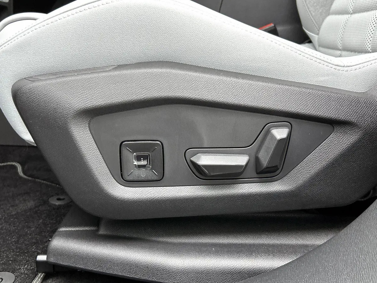 Max Comfort Range 73 kWh 210pk Automaat | 8 JAAR GARANTIE | NIEUW | SNEL LEVERBAAR | Schuif-/Kanteldak | Elektrische Bestuurdersstoel | Afneembare Trekhaak | Stoelmassage | 360 Camera | Elek