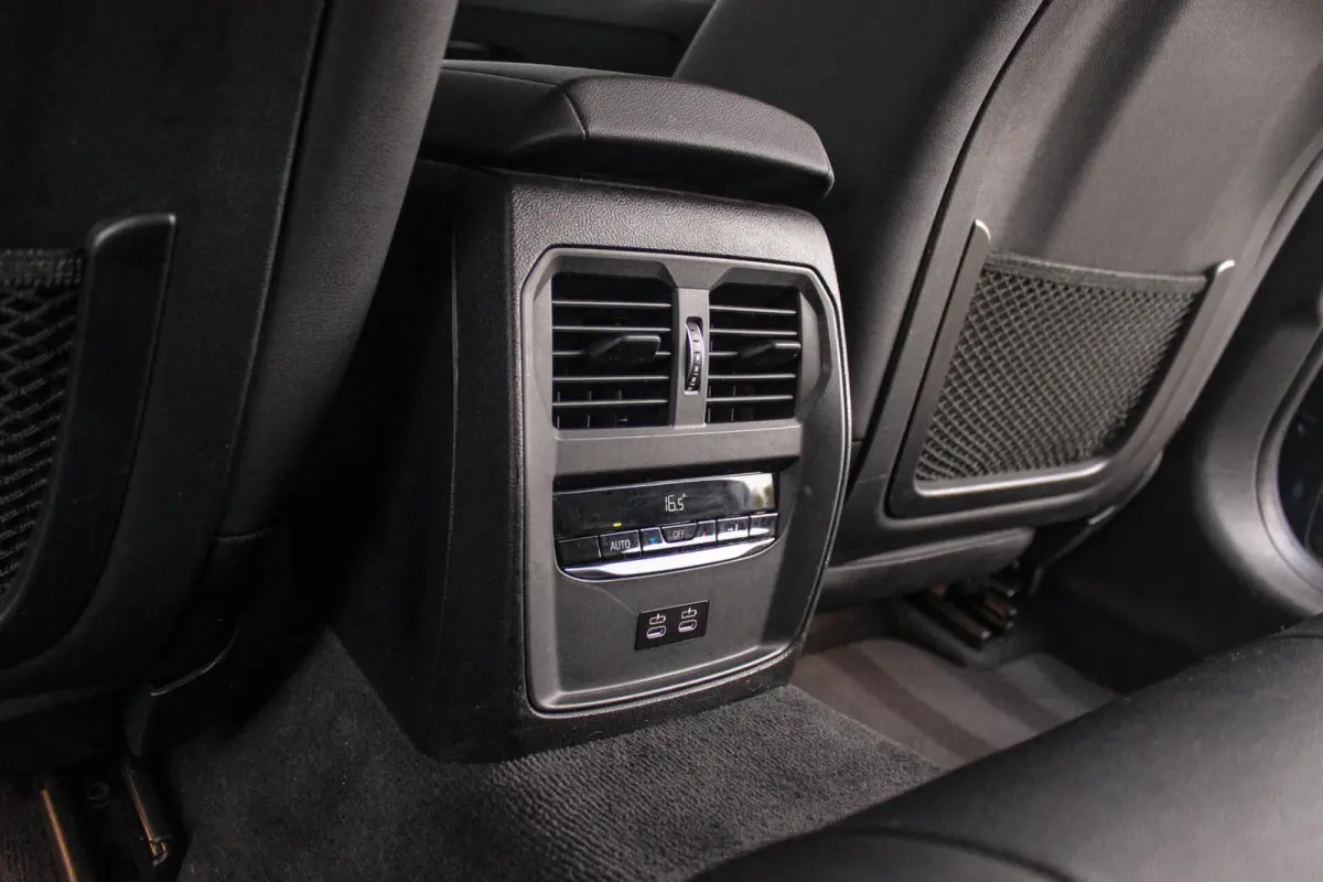330e Business Edition Plus | 1e eigenaar | BTW auto | Leer | Camera | Sportstuur | 17 inch | Rijmodus | Bluetooth | Cruise control