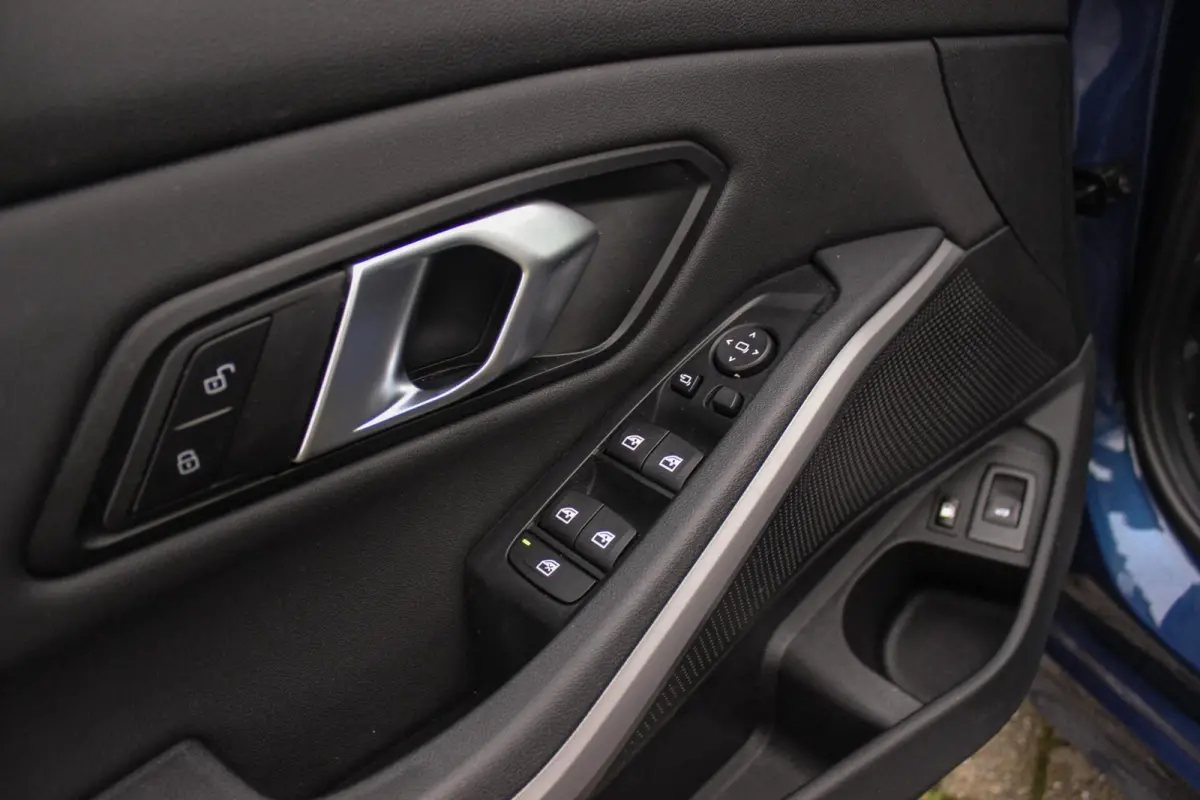 330e Business Edition Plus | 1e eigenaar | BTW auto | Leer | Camera | Sportstuur | 17 inch | Rijmodus | Bluetooth | Cruise control