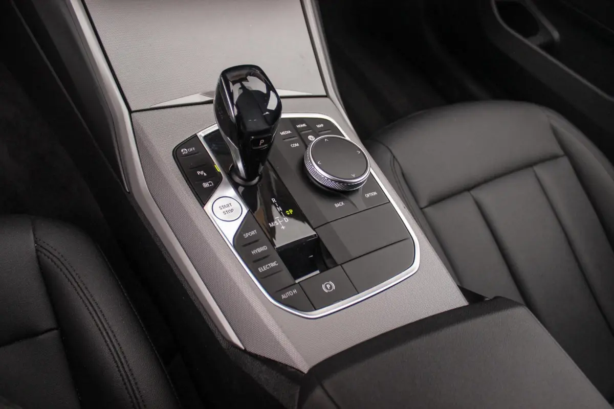 330e Business Edition Plus | 1e eigenaar | BTW auto | Leer | Camera | Sportstuur | 17 inch | Rijmodus | Bluetooth | Cruise control