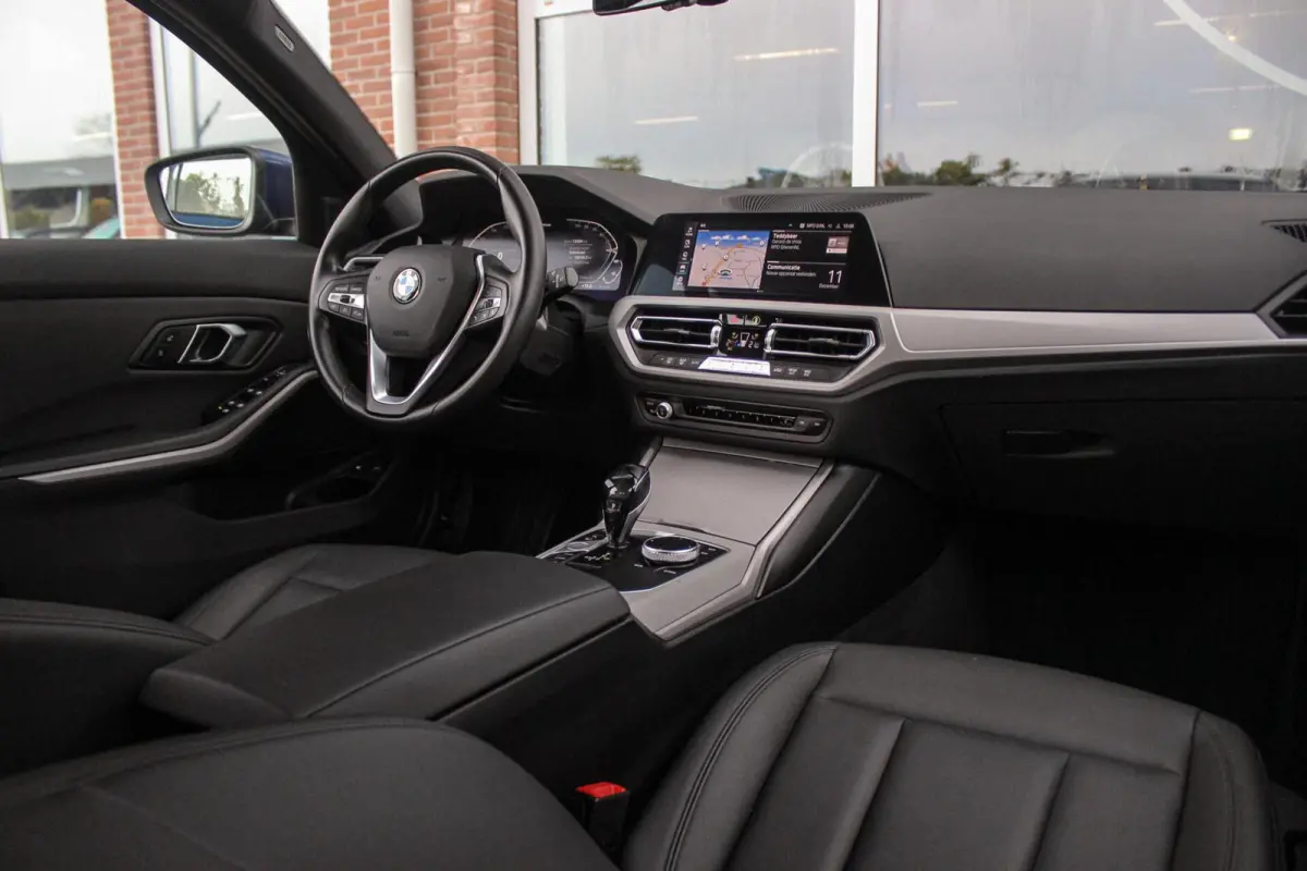 330e Business Edition Plus | 1e eigenaar | BTW auto | Leer | Camera | Sportstuur | 17 inch | Rijmodus | Bluetooth | Cruise control