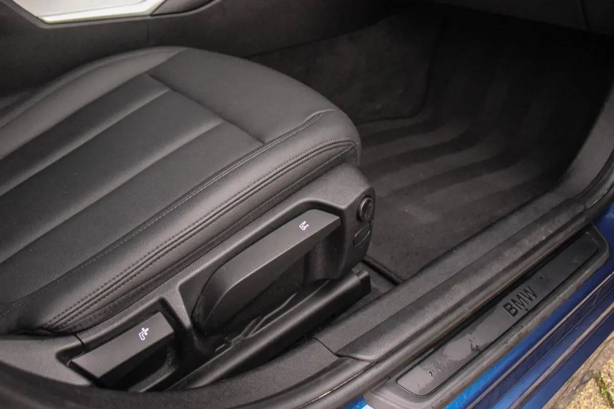 330e Business Edition Plus | 1e eigenaar | BTW auto | Leer | Camera | Sportstuur | 17 inch | Rijmodus | Bluetooth | Cruise control
