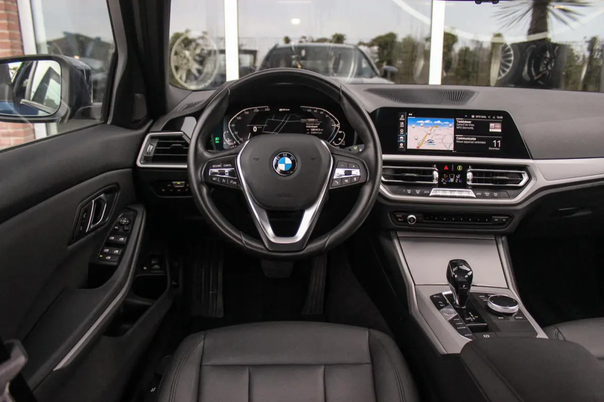 330e Business Edition Plus | 1e eigenaar | BTW auto | Leer | Camera | Sportstuur | 17 inch | Rijmodus | Bluetooth | Cruise control