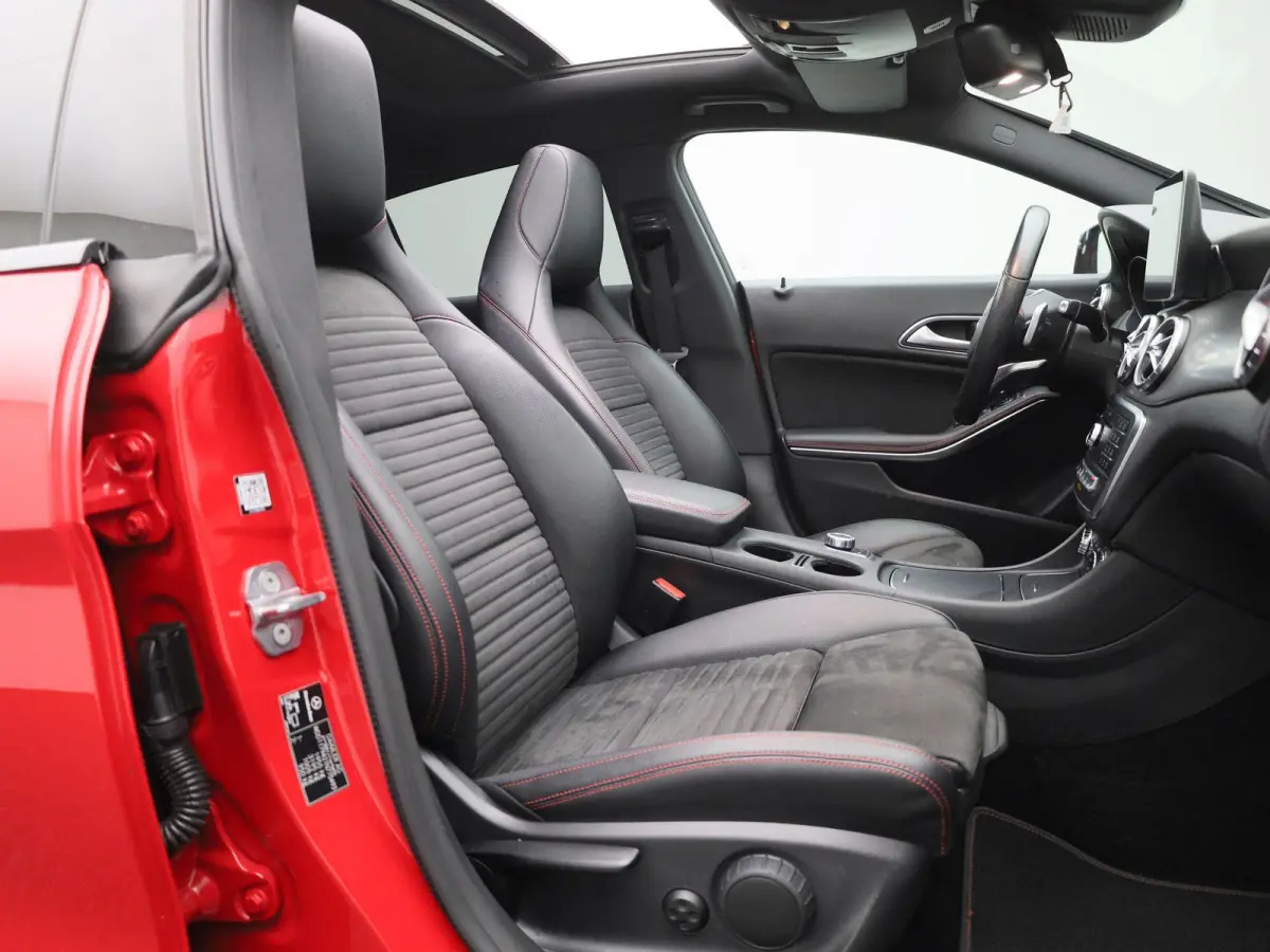 180 Business Solution AMG | Automaat | Stoelverwarming | Panoramadak | Achteruitrijcamera | Parkeersensoren |