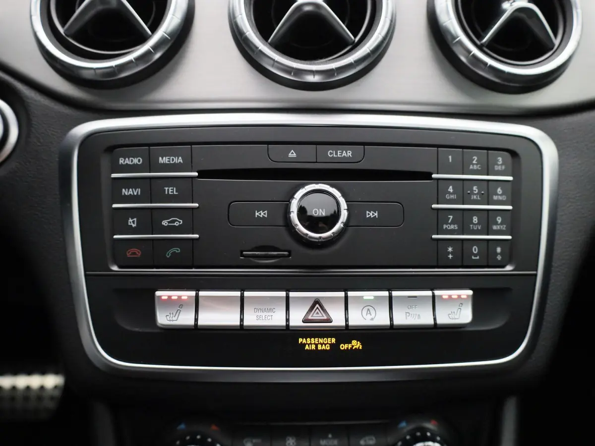 180 Business Solution AMG | Automaat | Stoelverwarming | Panoramadak | Achteruitrijcamera | Parkeersensoren |