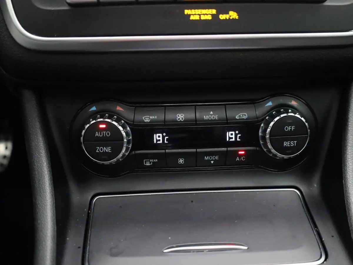 180 Business Solution AMG | Automaat | Stoelverwarming | Panoramadak | Achteruitrijcamera | Parkeersensoren |