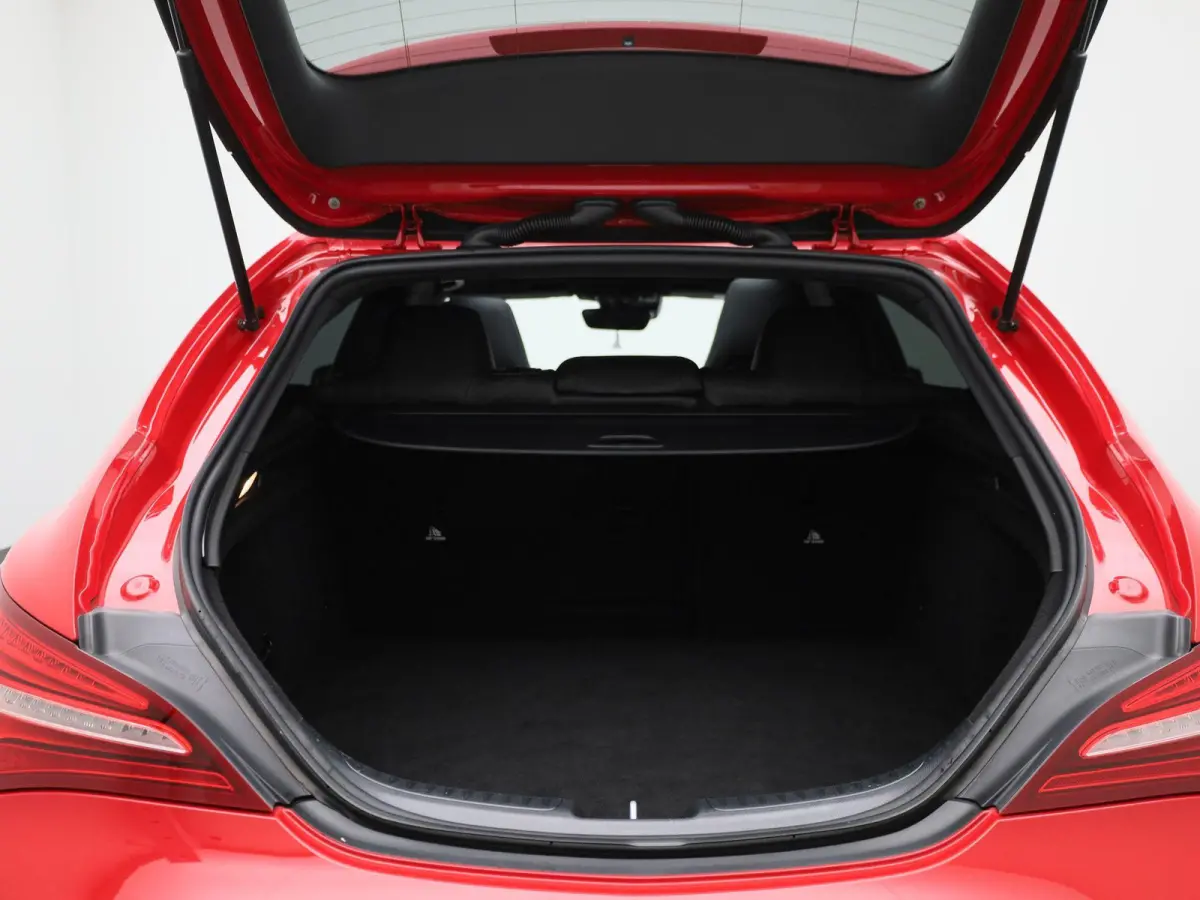 180 Business Solution AMG | Automaat | Stoelverwarming | Panoramadak | Achteruitrijcamera | Parkeersensoren |