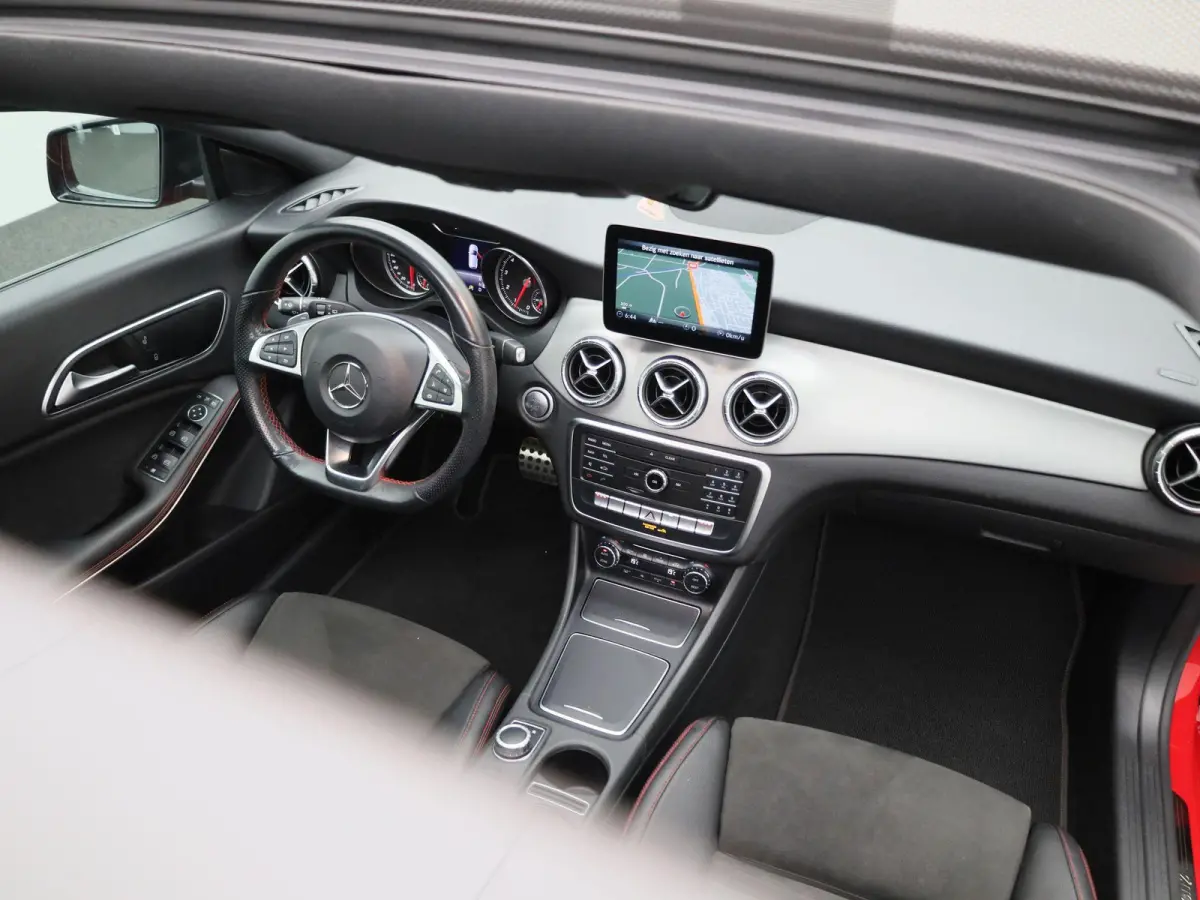 180 Business Solution AMG | Automaat | Stoelverwarming | Panoramadak | Achteruitrijcamera | Parkeersensoren |