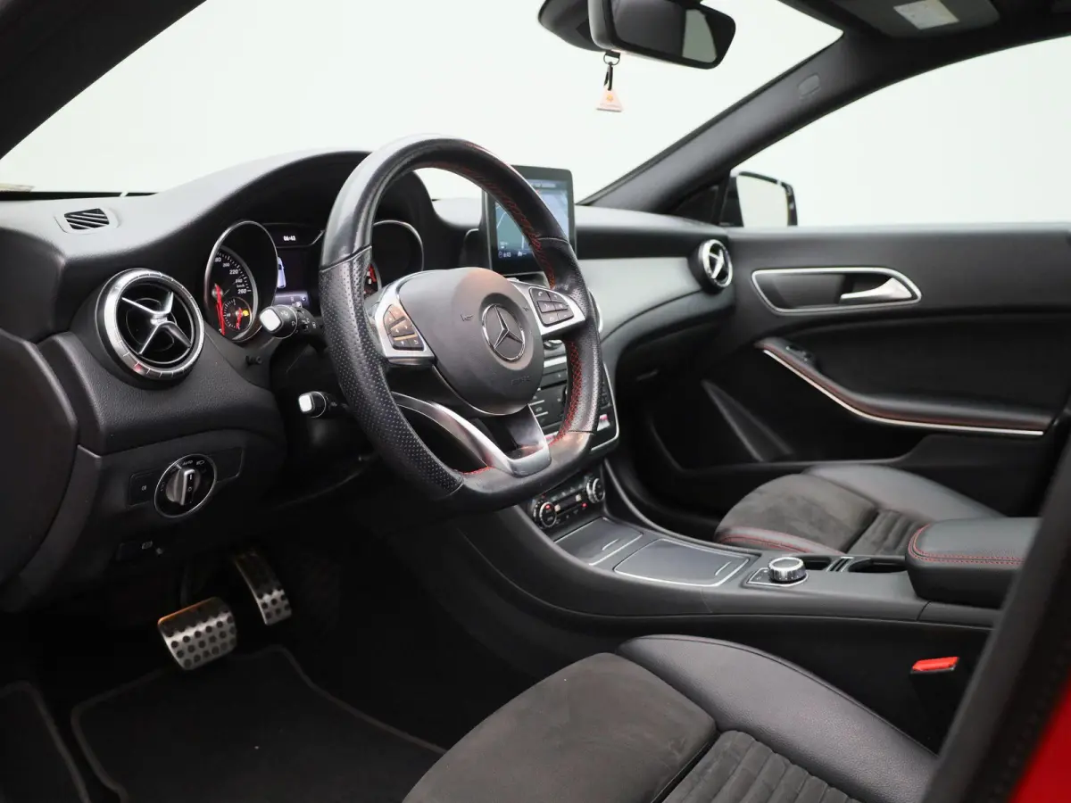 180 Business Solution AMG | Automaat | Stoelverwarming | Panoramadak | Achteruitrijcamera | Parkeersensoren |