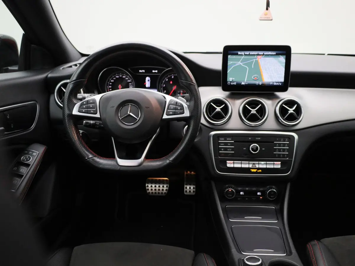 180 Business Solution AMG | Automaat | Stoelverwarming | Panoramadak | Achteruitrijcamera | Parkeersensoren |