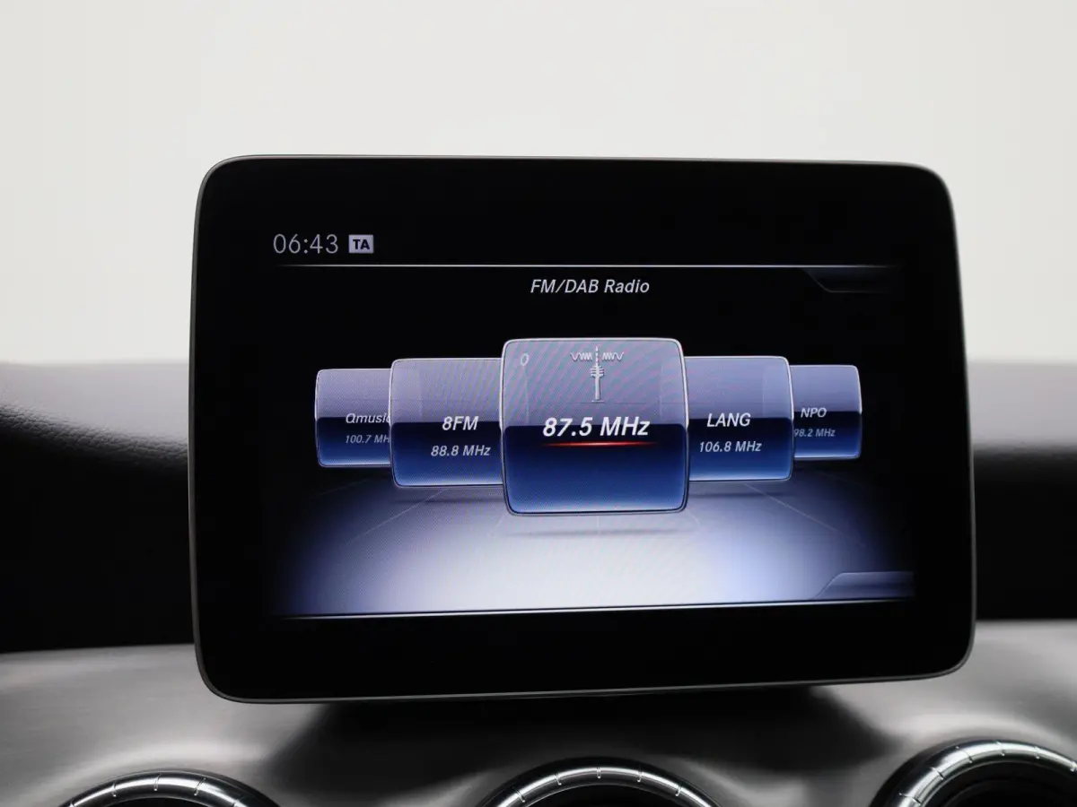 180 Business Solution AMG | Automaat | Stoelverwarming | Panoramadak | Achteruitrijcamera | Parkeersensoren |