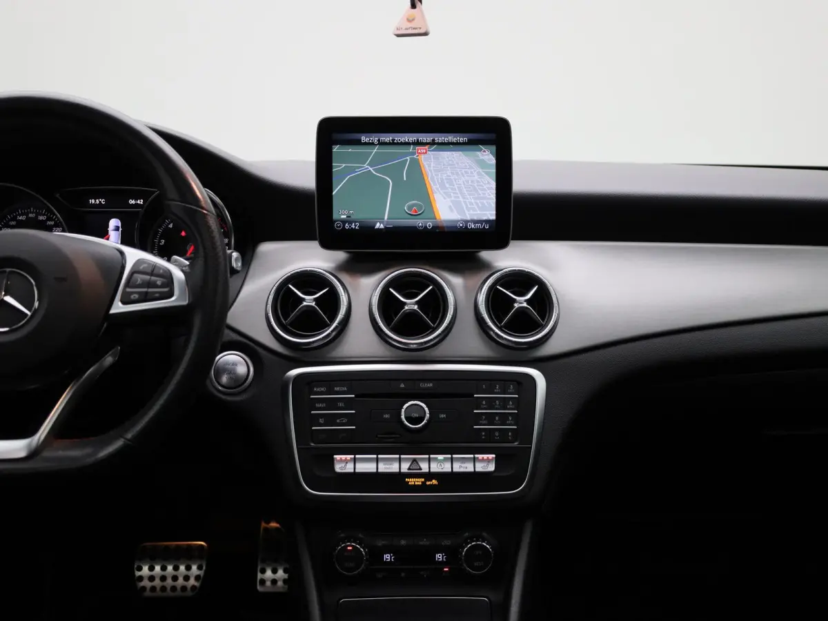 180 Business Solution AMG | Automaat | Stoelverwarming | Panoramadak | Achteruitrijcamera | Parkeersensoren |