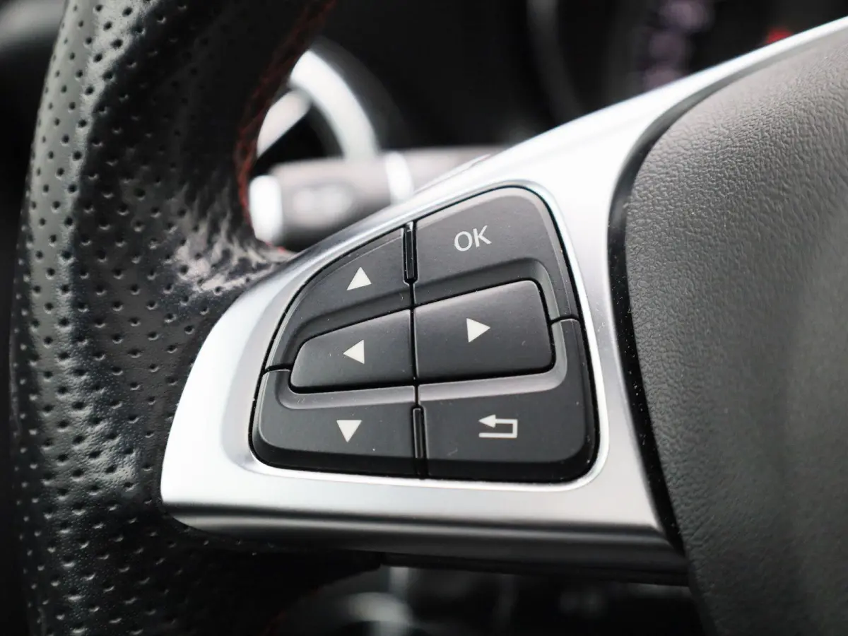 180 Business Solution AMG | Automaat | Stoelverwarming | Panoramadak | Achteruitrijcamera | Parkeersensoren |