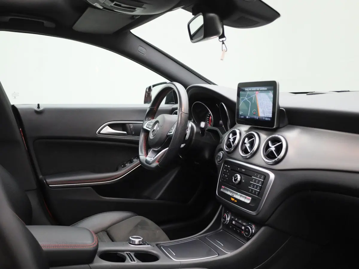 180 Business Solution AMG | Automaat | Stoelverwarming | Panoramadak | Achteruitrijcamera | Parkeersensoren |