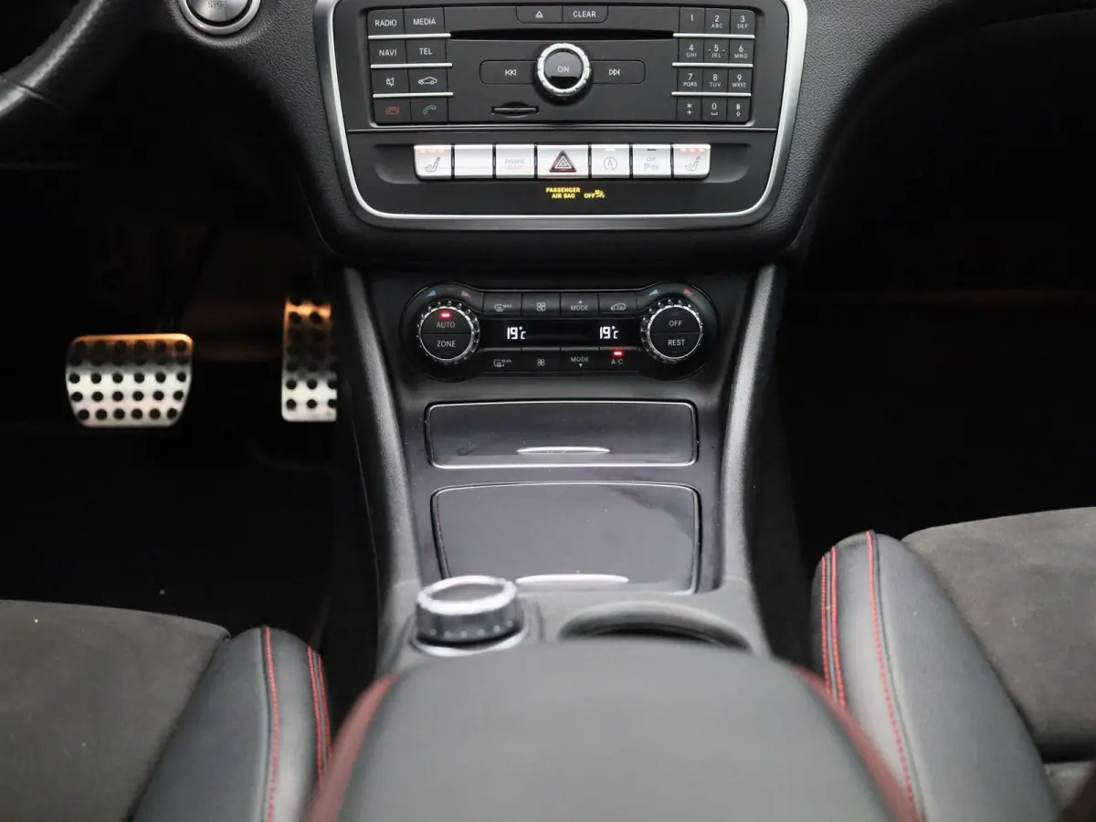 180 Business Solution AMG | Automaat | Stoelverwarming | Panoramadak | Achteruitrijcamera | Parkeersensoren |