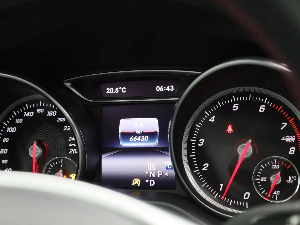 180 Business Solution AMG | Automaat | Stoelverwarming | Panoramadak | Achteruitrijcamera | Parkeersensoren |