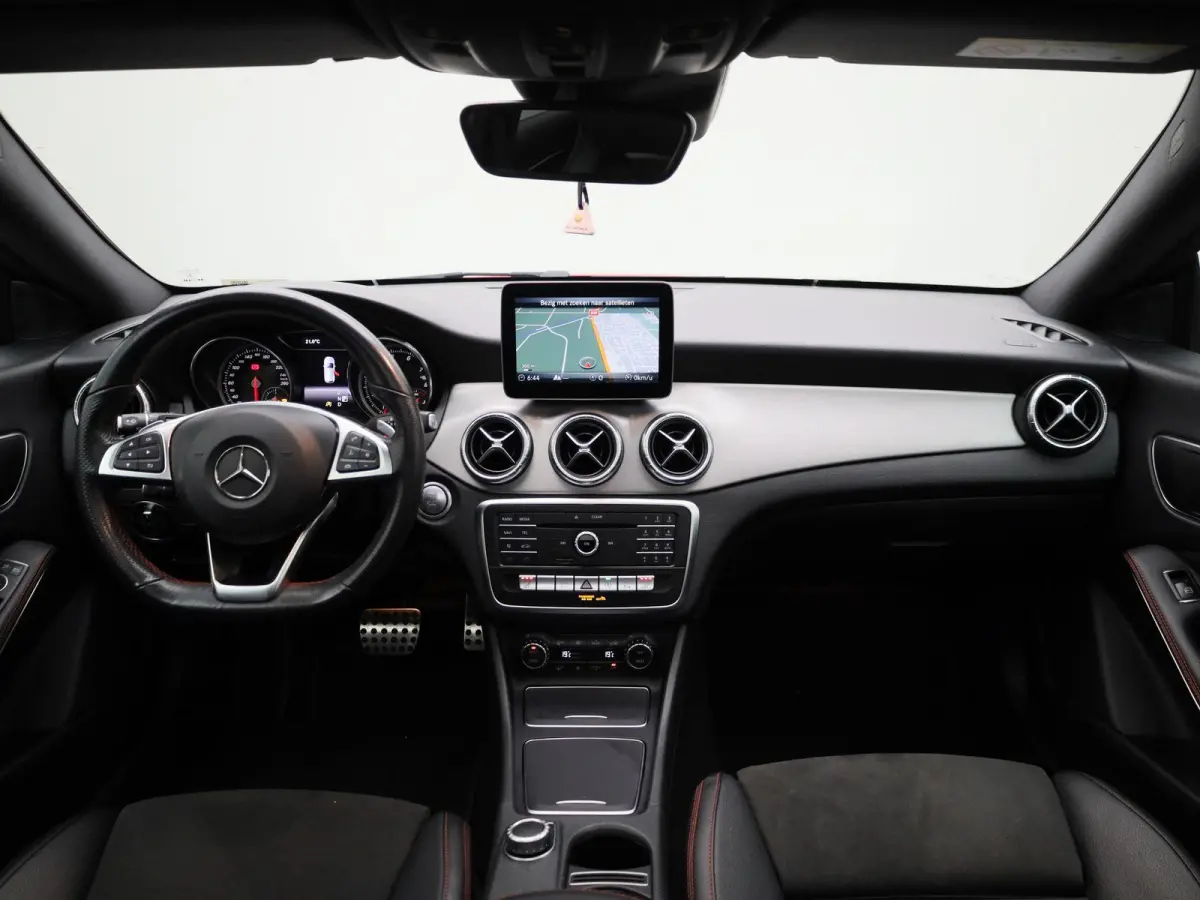 180 Business Solution AMG | Automaat | Stoelverwarming | Panoramadak | Achteruitrijcamera | Parkeersensoren |