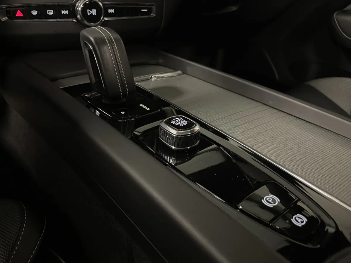 T6 AWD Recharge Plus Dark Long Range | Adaptieve Cruise Control | Stoel en Stuurwielverwarming | Parkeercamera | Pilot Assist | Bestuurdersstoel elektrisch geheugen | Contour Stoelen | Zitti