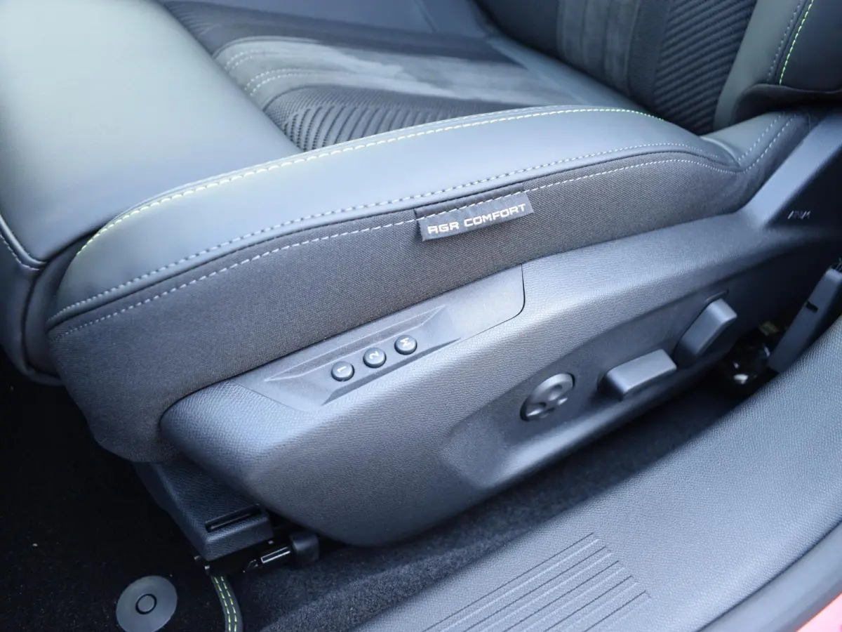 1.6 Plug-in Hybrid 195 GT ALCANTARA EXECUTIVE | 360 CAMERA MET SENSOREN | NAVI & CARPLAY | E.C.C. |