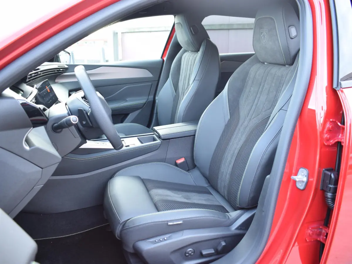 1.6 Plug-in Hybrid 195 GT ALCANTARA EXECUTIVE | 360 CAMERA MET SENSOREN | NAVI & CARPLAY | E.C.C. |