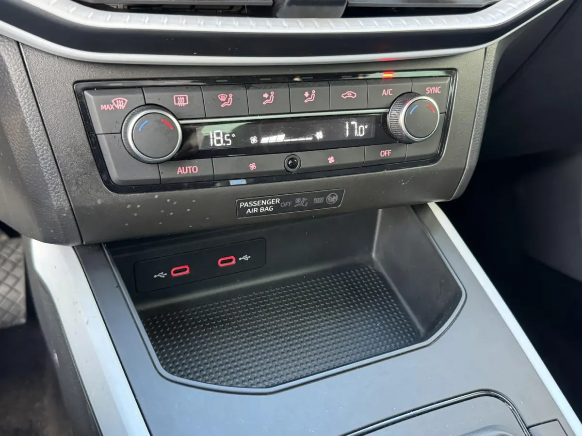 1.0 TSI Style Business Intense Pdc Carplay DAB radio Clima Led Cruise