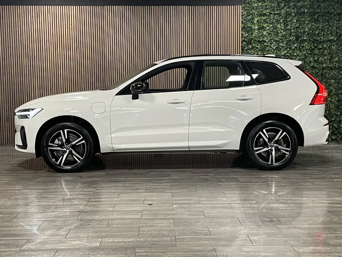T6 AWD Recharge R-Design Long Range | All Season banden | Stoel en Stuurwielverwarming | Standkachel met Volvo On Call App | Parkeercamera | Lederen Dashboard | Full LED Meesturende koplampe