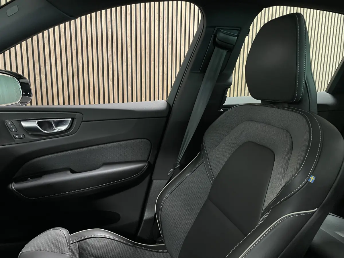 T6 AWD Recharge R-Design Long Range | All Season banden | Stoel en Stuurwielverwarming | Standkachel met Volvo On Call App | Parkeercamera | Lederen Dashboard | Full LED Meesturende koplampe