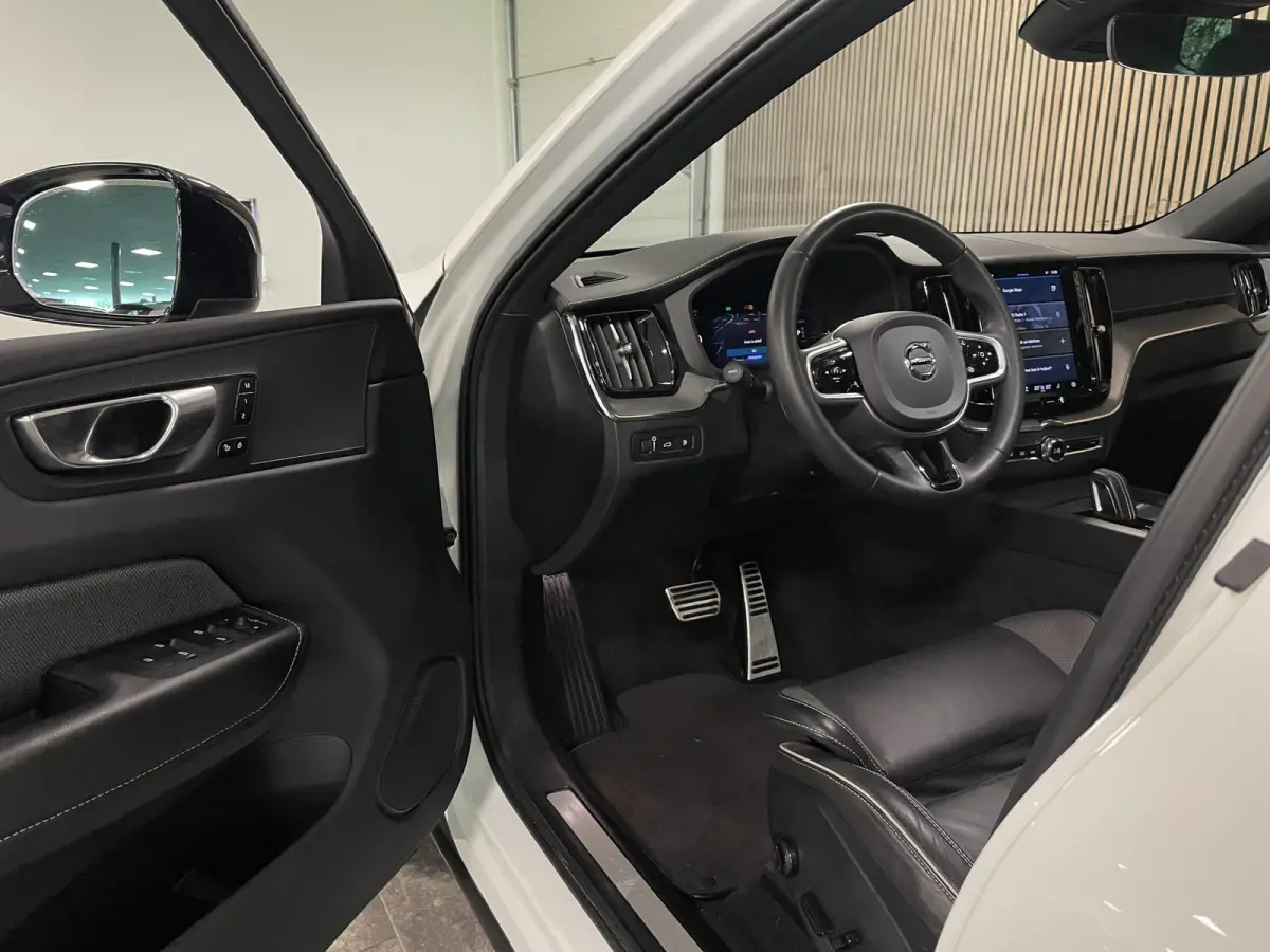 T6 AWD Recharge R-Design Long Range | All Season banden | Stoel en Stuurwielverwarming | Standkachel met Volvo On Call App | Parkeercamera | Lederen Dashboard | Full LED Meesturende koplampe